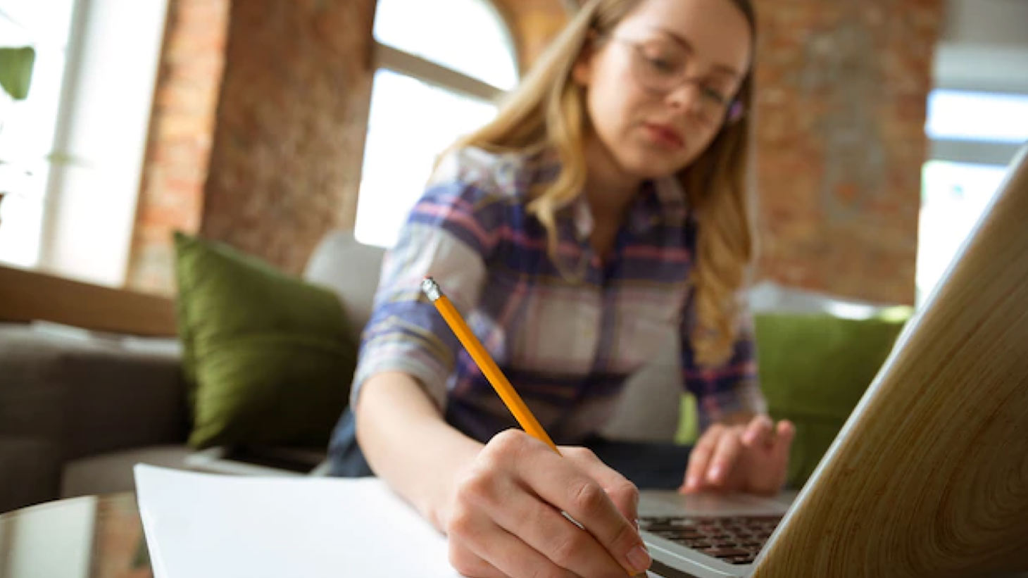 Una mujer realiza un curso para su carrera en una laptop